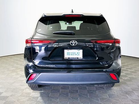 Certified 2025 Toyota Highlander LE FWD image 7