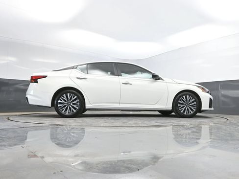 Used 2025 Nissan Altima 2.5 SV FWD image 36