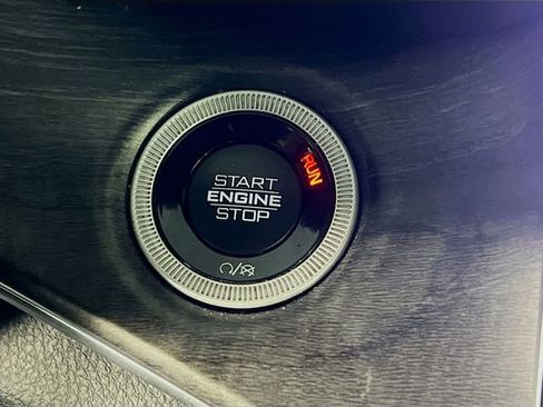 Used 2022 Jeep Grand Cherokee Overland w/ Luxury Tech Group IV AWD/4WD image 19