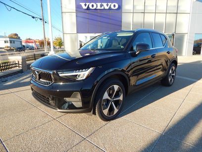 New 2025 Volvo XC40 B5 Core w/ Climate Package
