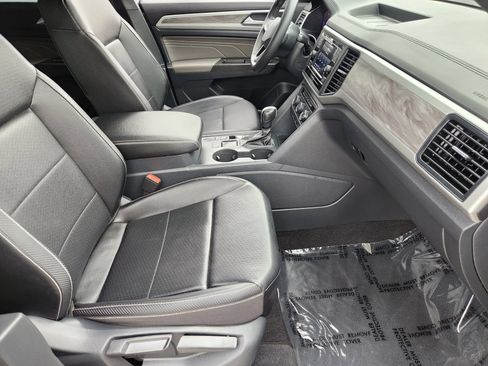 Used 2022 Volkswagen Atlas Cross Sport SE FWD image 3