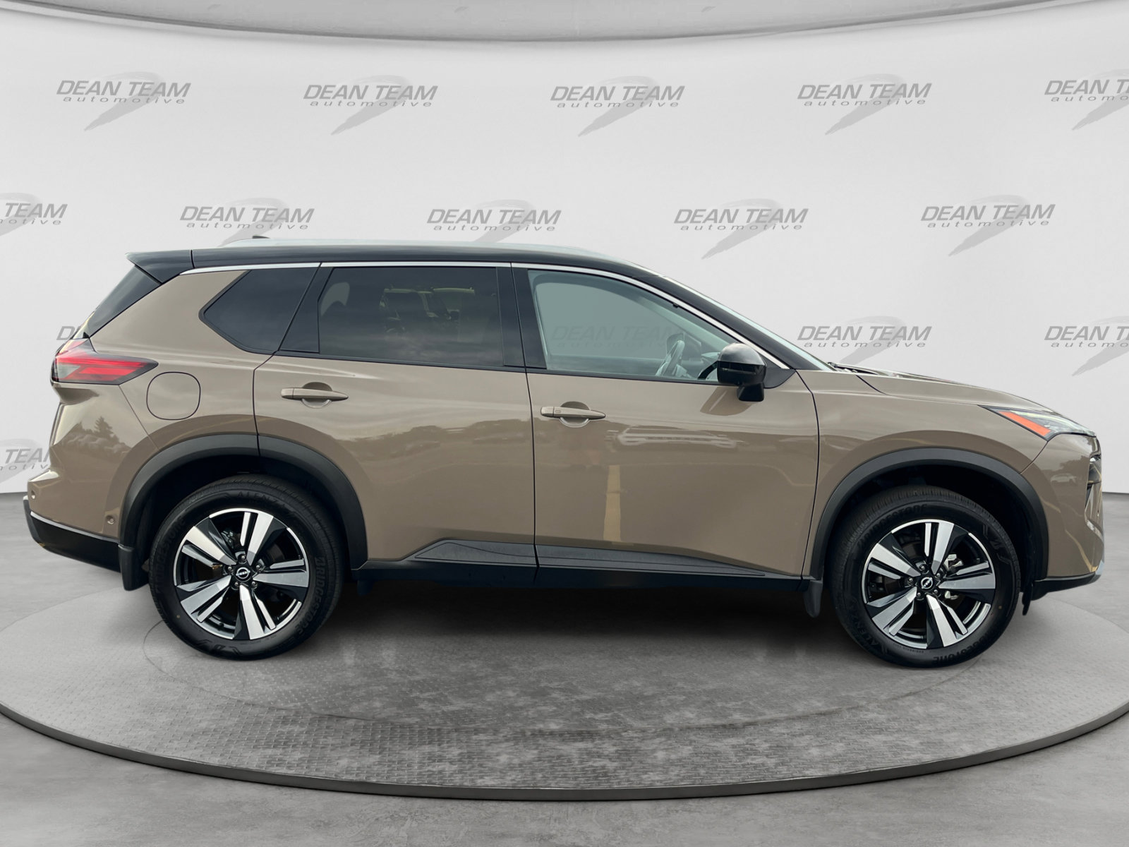 Used 2025 Nissan Rogue SL AWD/4WD image 9