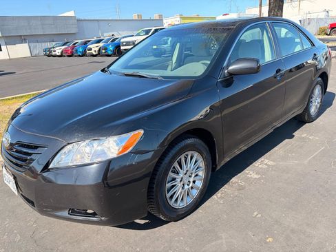 Used 2009 Toyota Camry LE FWD image 2