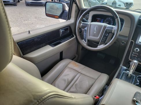 Used 2017 Lincoln Navigator Select image 15