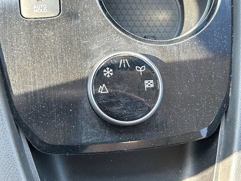 Used 2021 Nissan Rogue SV AWD/4WD image 2