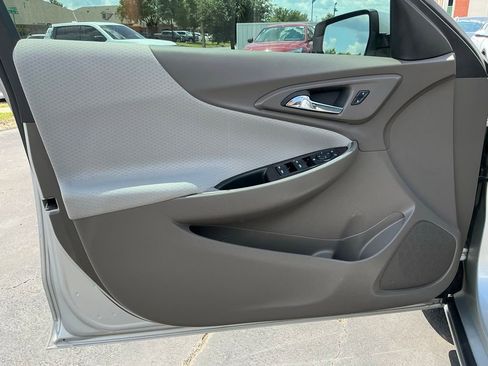 Used 2017 Chevrolet Malibu LT FWD image 14