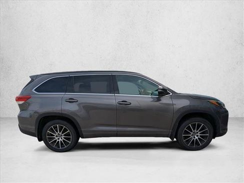 Used 2017 Toyota Highlander SE w/ Carpet Mat Package AWD/4WD image 4