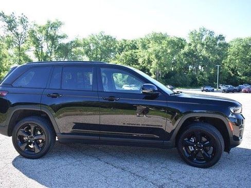 Used 2024 Jeep Grand Cherokee Altitude AWD/4WD image 9