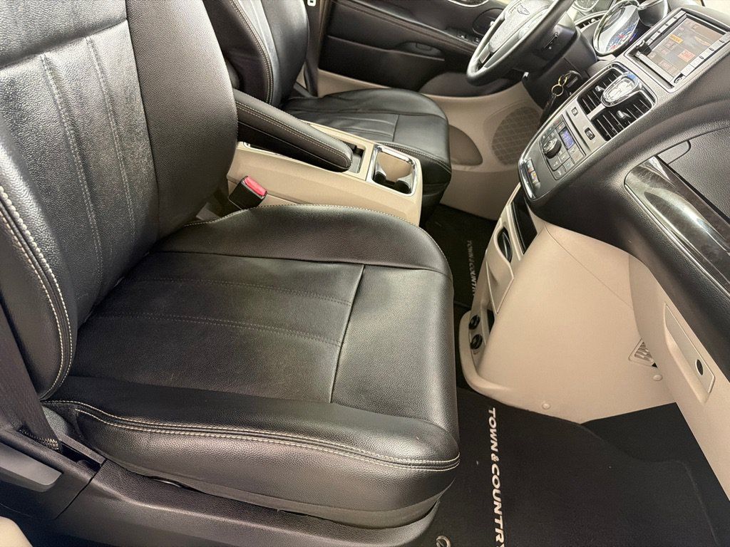 Used 2013 Chrysler Town & Country Touring FWD image 21