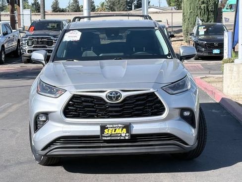 Used 2021 Toyota Highlander LE FWD image 3