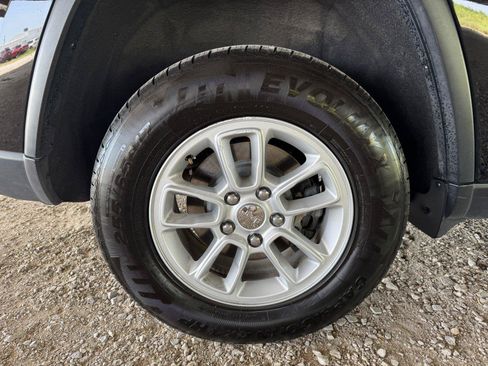 Used 2019 Jeep Grand Cherokee Laredo AWD/4WD image 46
