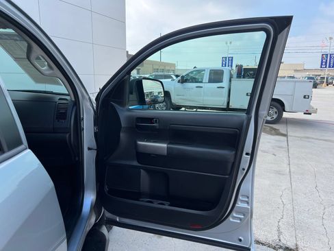Used 2013 Toyota Tundra 4x4 CrewMax w/ Tow Pkg image 17