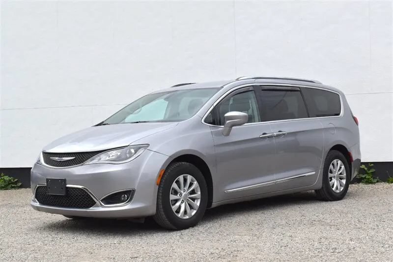 Used 2018 Chrysler Pacifica Touring-L FWD image 8