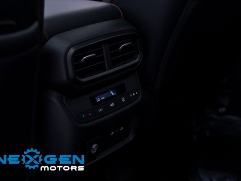 Used 2025 Honda Pilot TrailSport image 25