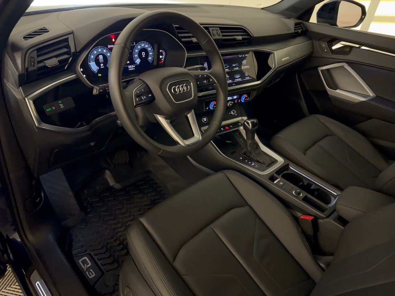 Used 2025 Audi Q3 2.0T Premium w/ Convenience Package AWD/4WD image 4