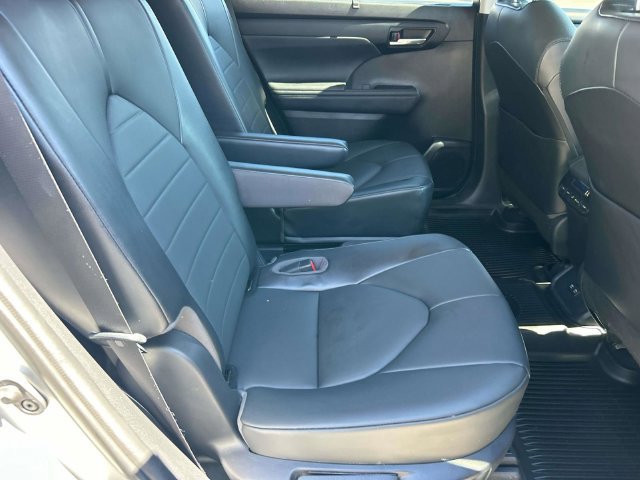 Used 2021 Toyota Highlander XLE FWD image 23