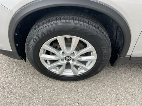 Used 2017 Nissan Rogue SV AWD/4WD image 23