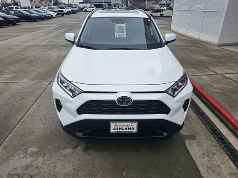 Used 2021 Toyota RAV4 XLE w/ Convenience Package image 12