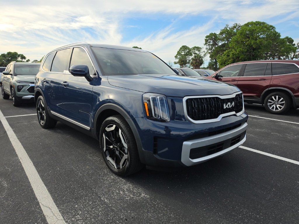 Certified 2025 Kia Telluride EX w/ EX Captain's Chair Package FWD image 2