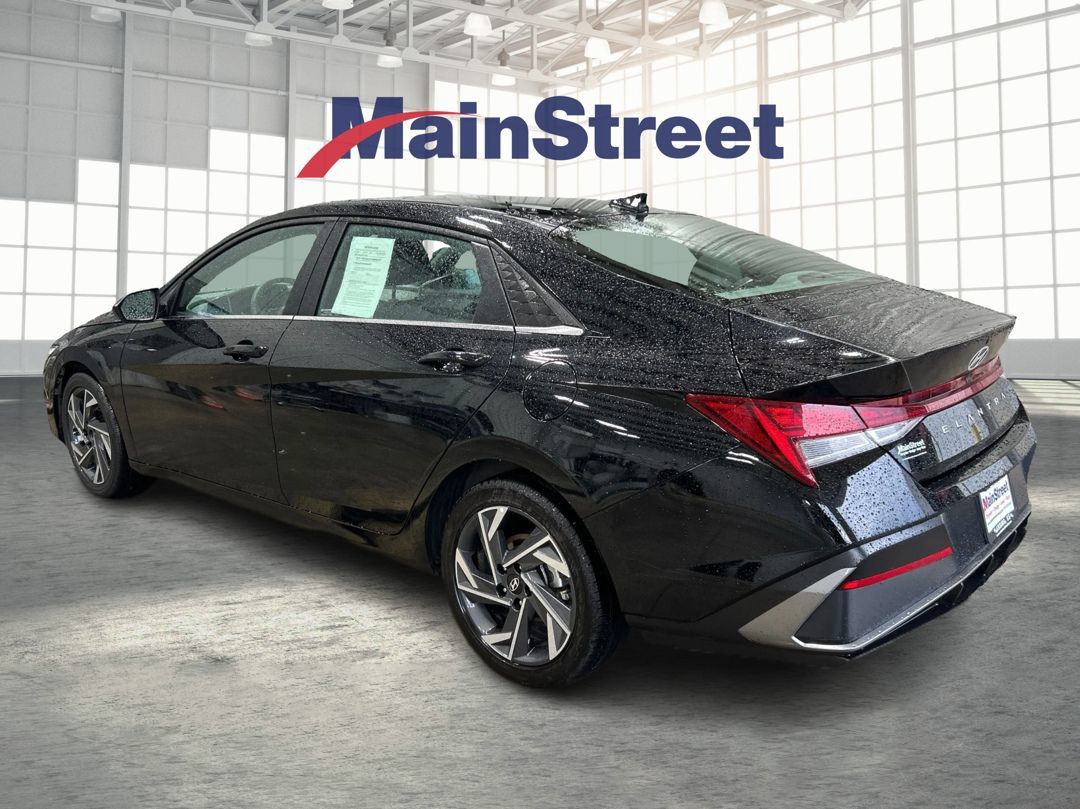 Used 2025 Hyundai Elantra SEL FWD image 3
