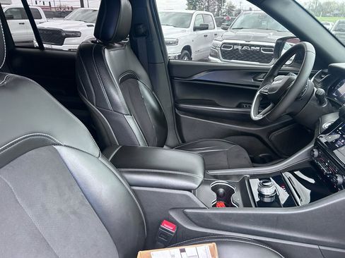 Used 2024 Jeep Grand Cherokee Altitude image 13