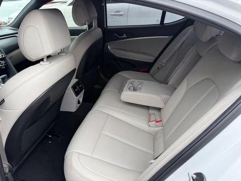 Used 2022 Genesis G70 2.0T RWD image 8
