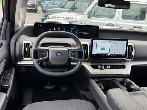 Used 2025 Ford Expedition Active AWD/4WD image 6