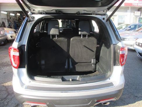 Used 2017 Ford Explorer XLT w/ Equipment Group 202A image 6
