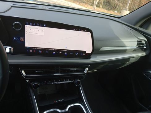 Used 2025 Chevrolet Traverse LT image 18