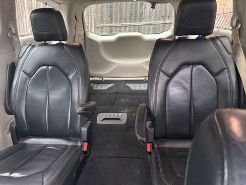 Used 2018 Chrysler Pacifica Touring-L FWD image 8