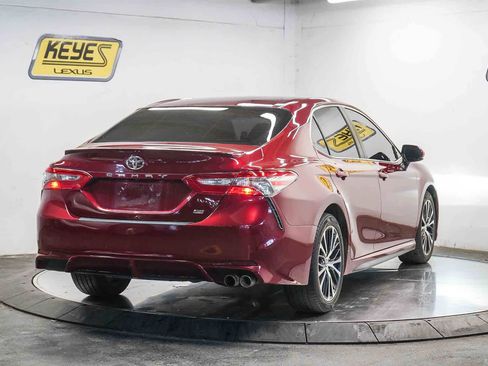 Used 2018 Toyota Camry SE image 4