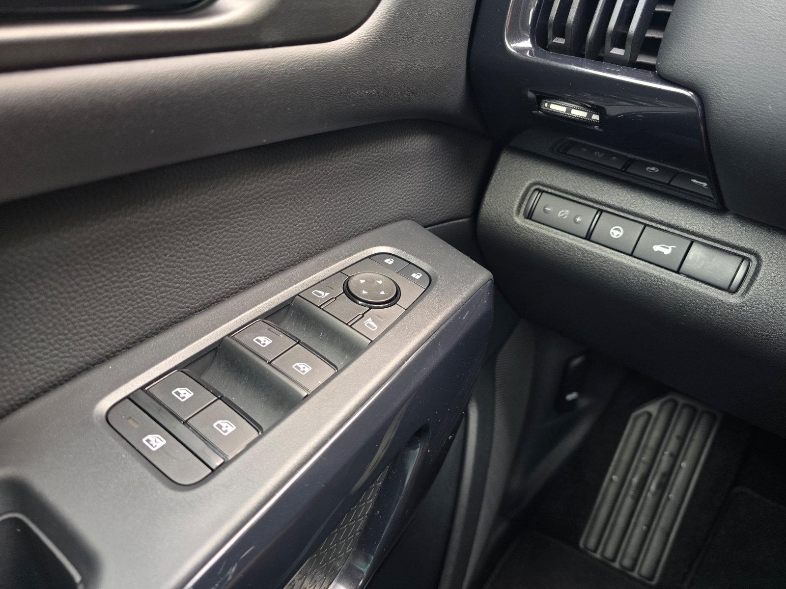 Certified 2026 Nissan Pathfinder SV AWD/4WD image 23