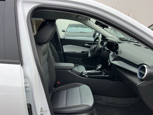 Used 2025 Chevrolet Trax LT image 26