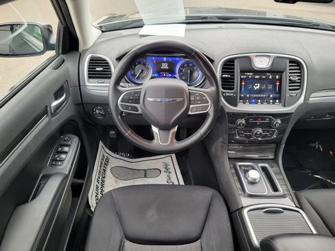 Used 2019 Chrysler 300 Touring w/ Sport Appearance Package image 10