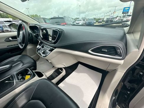 Used 2023 Chrysler Pacifica Touring-L FWD image 31