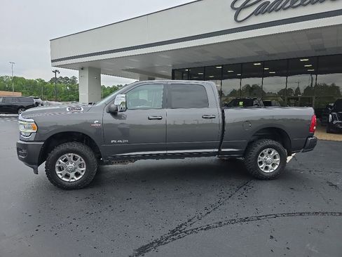 Used 2024 RAM 2500 Laramie AWD/4WD image 2