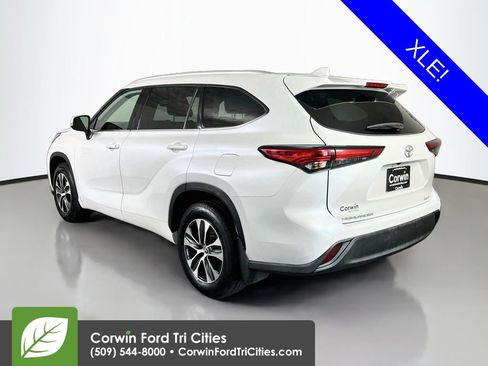 Used 2022 Toyota Highlander XLE AWD/4WD image 11