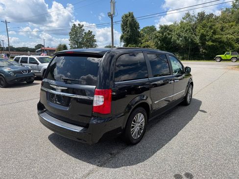Used 2014 Chrysler Town & Country Touring-L w/ Driver Convenience Group FWD image 7