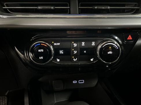 Certified 2025 Chevrolet Trax LT w/ LT Convenience Package image 17