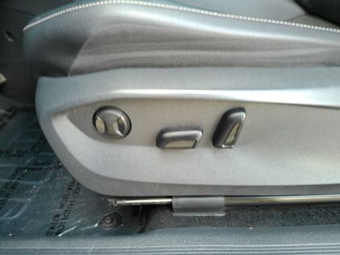 Used 2022 Volkswagen Tiguan SE w/ Panoramic Sunroof Package FWD image 17