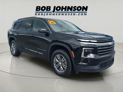 Used 2025 Chevrolet Traverse LT