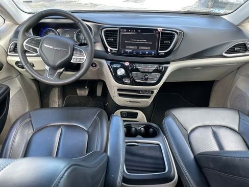 Used 2023 Chrysler Pacifica Touring-L image 10