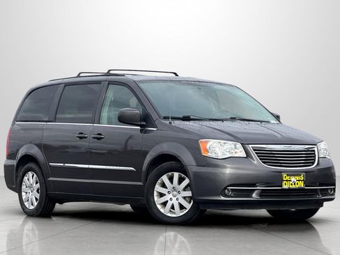 Used 2015 Chrysler Town & Country Touring image 2