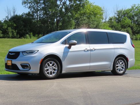 Used 2023 Chrysler Pacifica Touring-L image 24