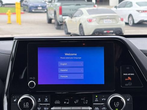 Used 2025 Toyota Highlander XSE AWD/4WD image 28