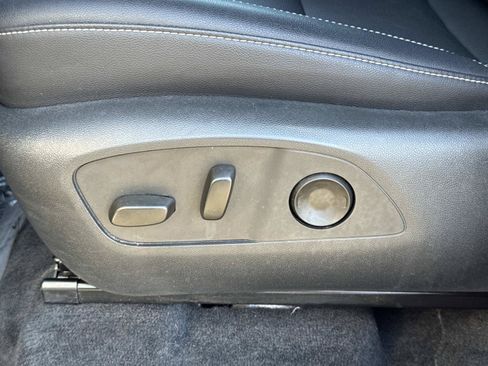 Used 2025 Chevrolet Traverse LT FWD image 24