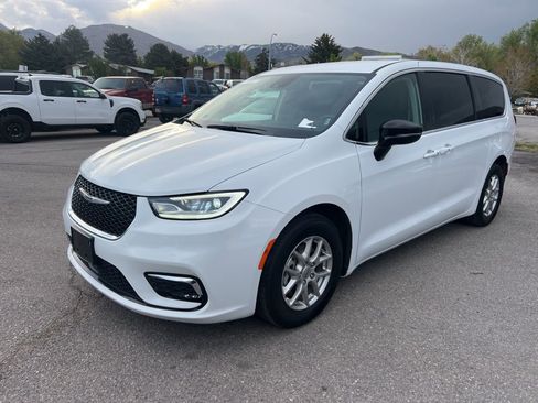 Used 2024 Chrysler Pacifica Touring-L image 15