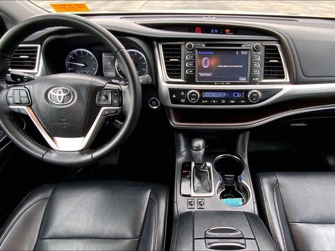 Used 2019 Toyota Highlander XLE image 14