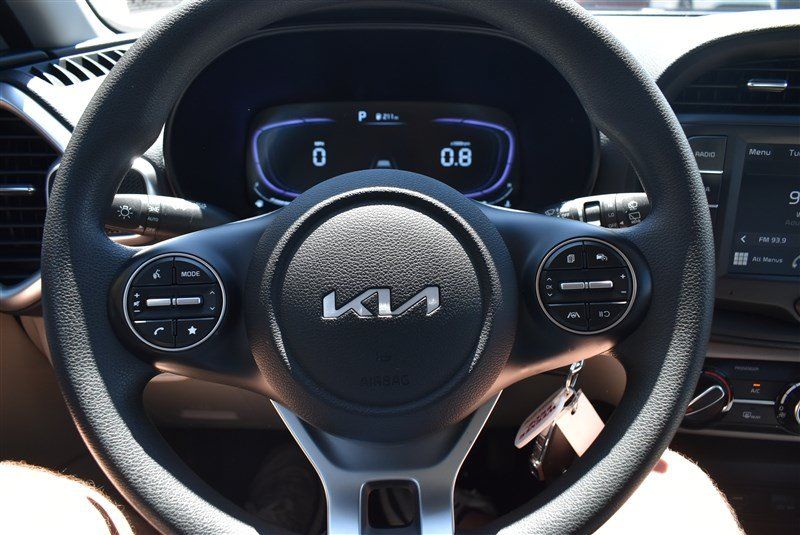 Used 2025 Kia Soul LX w/ LX Technology Package FWD image 12