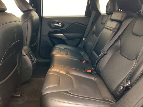 Used 2019 Jeep Cherokee Limited FWD image 18
